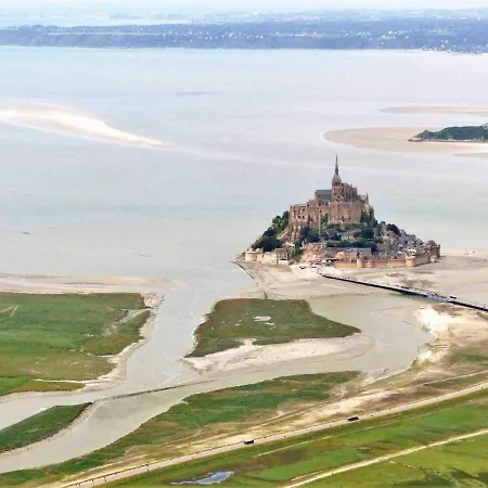 Grand Gite, Saint Leonard بيت للعطل Vains